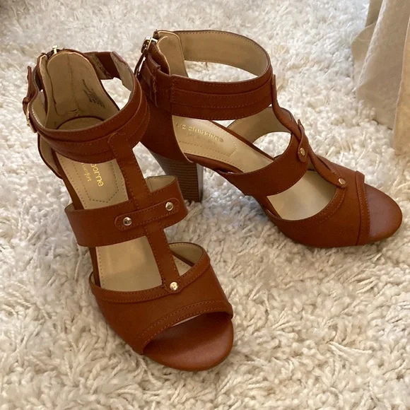 Liz Claiborne Sandal - Picture 2 of 6